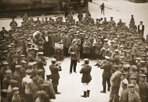 La Banda Toca en la Plaza del Cuartel, Dorchester, ilustración de Prisioneros Alemanes en Gran Bretaña de English Photographer